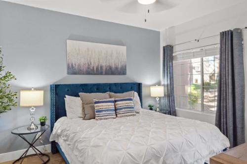 Postel nebo postele na pokoji v ubytování 2BR Scottsdale Condo , Pool & Gym, Close to TPC & Fairmont- H1059