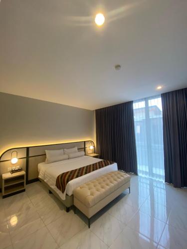 Katil atau katil-katil dalam bilik di Front One Harvest Hotel Wonosobo
