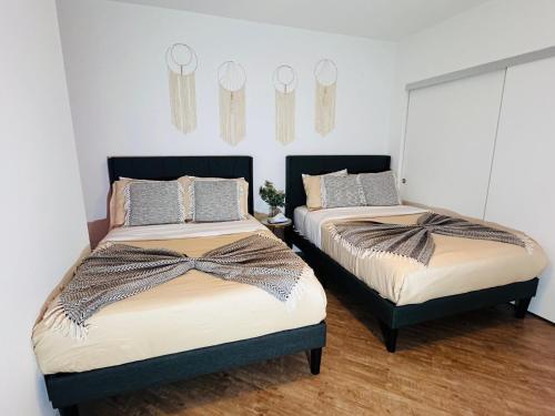 two beds sitting next to each other in a bedroom at The Hollywood loft FREE Parking in Los Angeles
