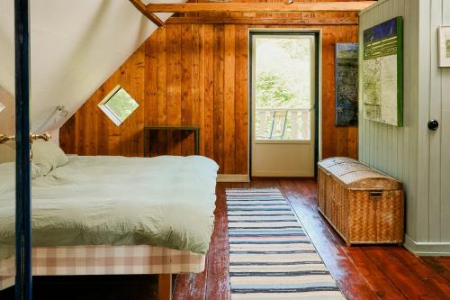 Lönsboda1899 Loft In Creative Gylsboda的一间卧室，里面有一张床和一扇窗户。