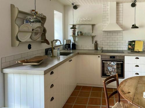 Η κουζίνα ή μικρή κουζίνα στο Rural Guest Apartment In Grevlunda Hills