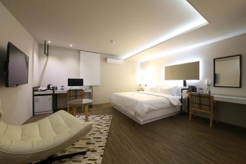 Μια τηλεόραση ή/και κέντρο ψυχαγωγίας στο Avenue Hotel