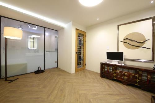 Μια τηλεόραση ή/και κέντρο ψυχαγωγίας στο Avenue Hotel