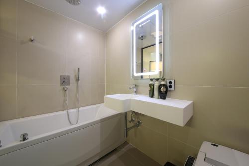 Ένα μπάνιο στο Avenue Hotel