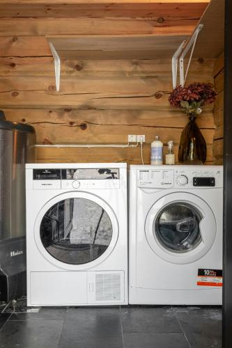 a washing machine and a dryer in a kitchen at Neighbour Cabins For Groups At Vegglifjell in Veggli