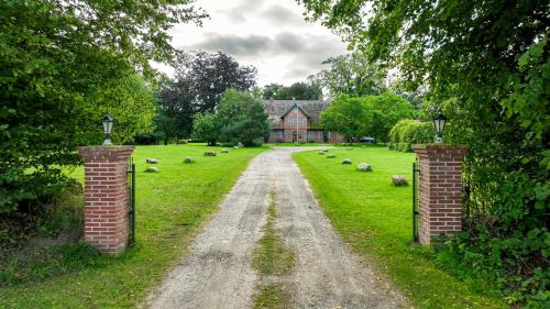 Κήπος έξω από το Historic Farm With Space For Large Groups