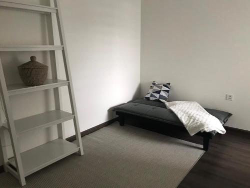 Ένα ή περισσότερα κρεβάτια σε δωμάτιο στο Bright modern haven