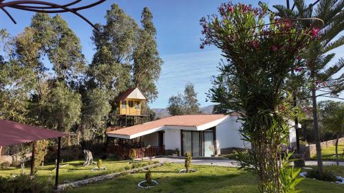 YarabambaにあるCasa de Campo Yarabambaの木のある庭の家