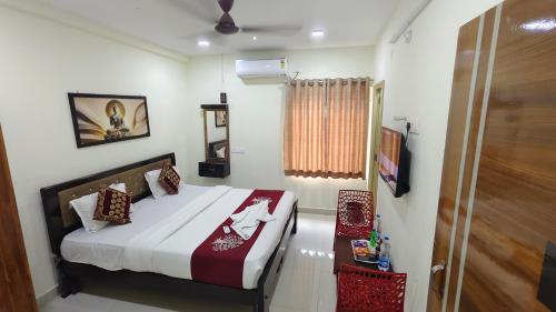 Una cama o camas en una habitación de SRI NILAYAM Inn