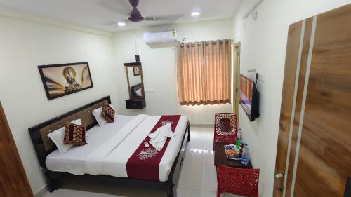Una cama o camas en una habitación de SRI NILAYAM Inn