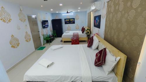 Una cama o camas en una habitación de SRI NILAYAM Inn