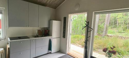 O bucătărie sau chicinetă la Newly Built Cottage By The Shore Of Lake Vättern