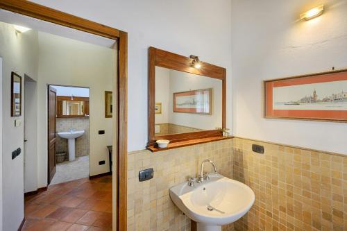 Koupelna v ubytování Rustic Apartment With Pool