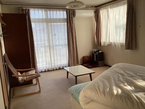 市原市にあるLemonso - Vacation STAY 19103のベッドと椅子とテーブルのある寝室