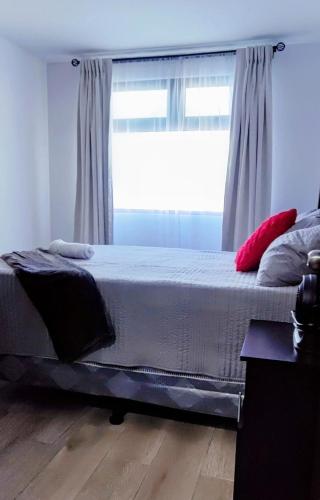 a bed in a room with a large window at Alojamiento zona 12 in Boca Monte