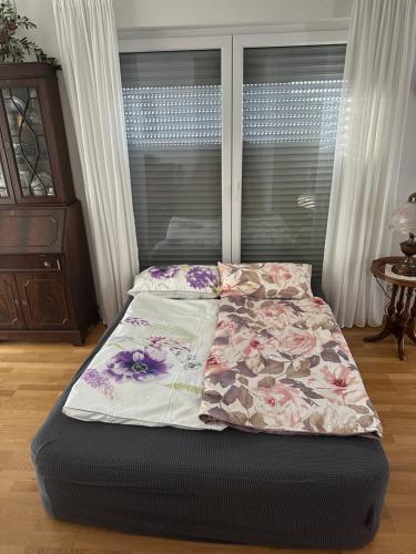 Giường trong phòng chung tại Bright city apartment with a terrace