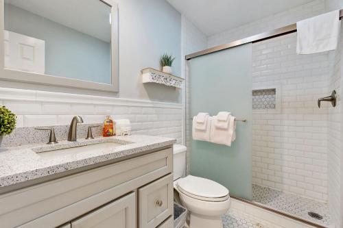 ein Badezimmer mit Toilette, Waschbecken und Dusche in der Unterkunft Après Ski Haven in Quechee