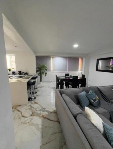 a living room with a couch and a dining room at Apartamento Remodelado en Sabana Grande in Caracas