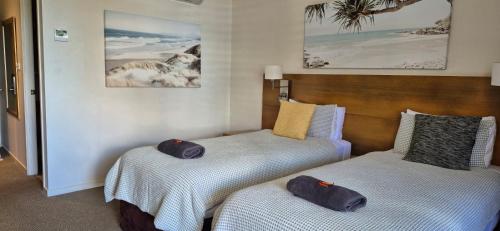 Postel nebo postele na pokoji v ubytování Luxe Resort Units Urangan Esp Hervey Bay Marina Ocean Views Pool