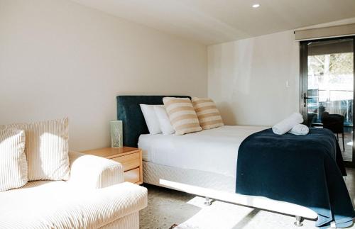 Una cama o camas en una habitación de Kooringal - Your Home by the Ocean in Bicheno