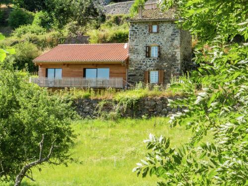une ancienne maison en pierre au milieu d'un champ dans l'établissement Cozy Countryside Escape in Auvergne, à Vachelerie