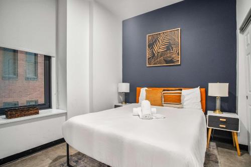 Katil atau katil-katil dalam bilik di CozySuites Stunning 1BR in Downtown Pitts 36