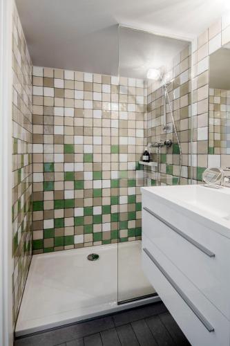 a bathroom with a tub and a sink and a shower at grätzlhotel Schönbrunn in Vienna