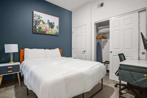 una camera da letto con un grande letto bianco e un armadio di CozySuites Stunning 1BR in Downtown Pitts 37 a Pittsburgh