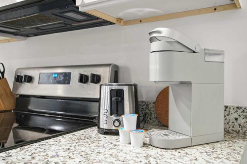 Cucina o angolo cottura di CozySuites Stunning 1BR in Downtown Pitts 37