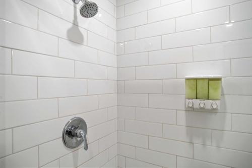 Bagno di CozySuites Stunning 1BR in Downtown Pitts 37