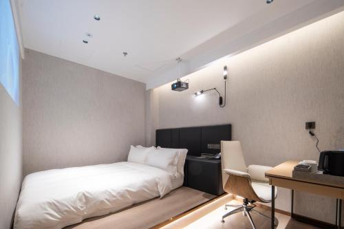 Rezen Estelle Hotel - East Nanjing Rd, City Centerにあるベッド