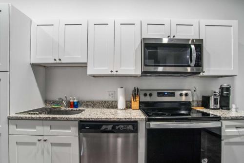 Кухня или мини-кухня в CozySuites Stunning 1BR in Downtown Pitts 38

