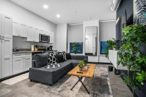 Кухня или мини-кухня в CozySuites Stunning 1BR in Downtown Pitts 38
