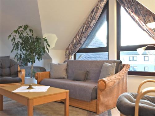 ein Wohnzimmer mit Couch und Tisch in der Unterkunft Wohnung in Bad Zwesten am Edersee in Bad Zwesten