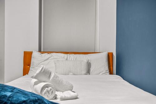 un letto con asciugamani bianchi sopra di CozySuites Stunning 1BR in Downtown Pitts 39 a Pittsburgh