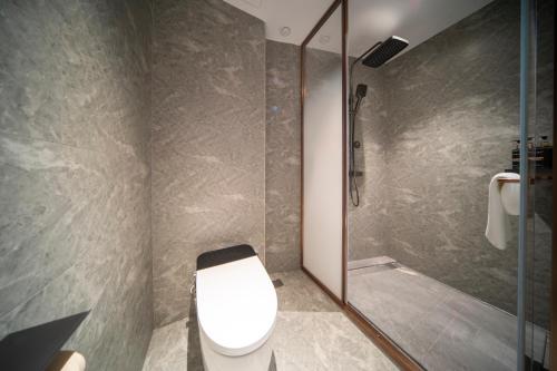 Rezen Estelle Hotel - East Nanjing Rd, City Centerにあるバスルーム