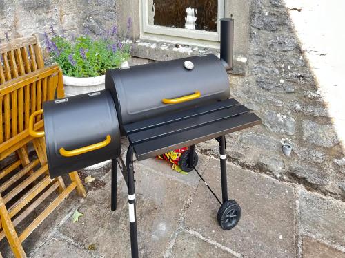 Kemudahan BBQ tersedia untuk tetamu di rumah percutian