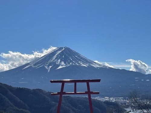 a japanese bench in front of a mountain at にじいろ邸1階 in Fujiyoshida