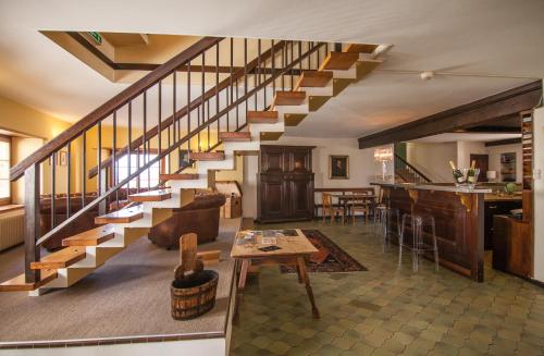 ein Wohnzimmer mit einer Treppe in einem Haus in der Unterkunft Hôtel Les Vieux Toits in Neuenburg