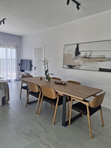 ドゥラスにあるVilla ENIの木製のテーブルと椅子のあるダイニングルーム