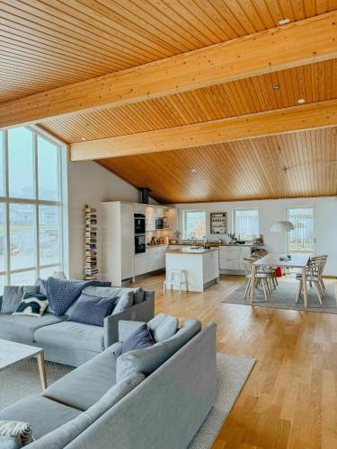 Una sala de estar con dos sofás y una mesa. en Sea View Summer House In Hunnebostrand, en Hunnebostrand