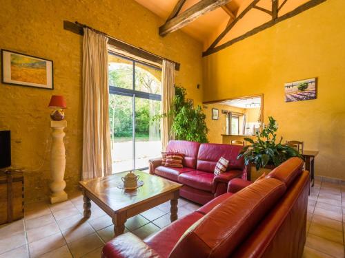 ein Wohnzimmer mit Sofa und Tisch in der Unterkunft Poolside Haven in Salles in Larzac