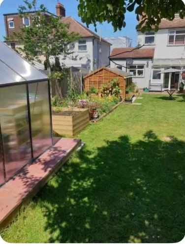 Taman di luar EEJs Grand 5 Bed Home- London, Greenwich