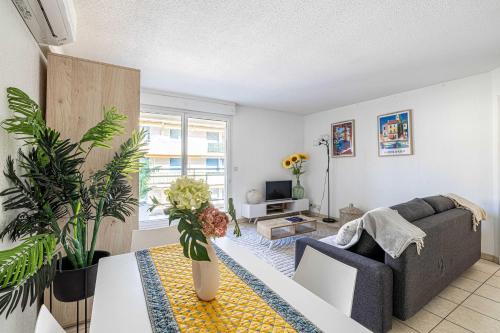 Bright One bedroom Apt with Parking and Terrace