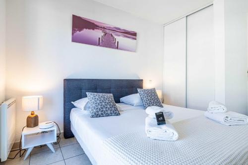 Bright One bedroom Apt with Parking and Terrace