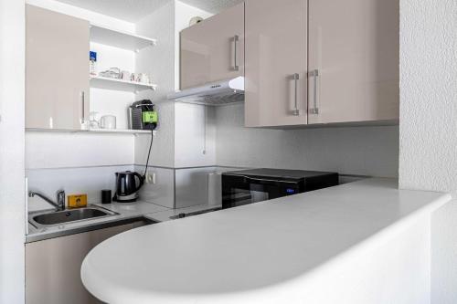 Bright One bedroom Apt with Parking and Terrace