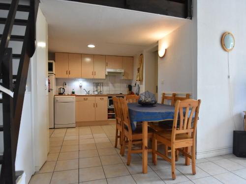 Una cocina y un comedor con mesa y sillas. en Villa in Saint-Cyprien with Sea View, en Latour-Bas-Elne