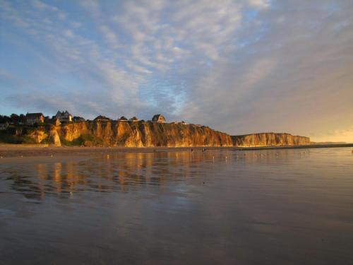 a view of a beach with a castle on a cliff at Chambres d'Hôtes Villa Mon Repos in Saint-Aubin-sur-Scie