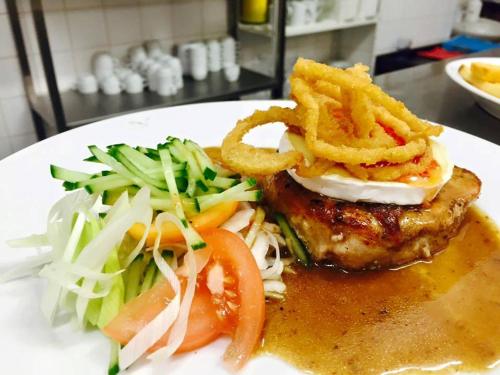 Makanan di atau berdekatan hotel