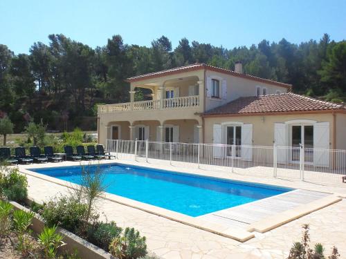 uma villa com piscina em frente a uma casa em Vineyard Villa Bliss em Montbrun-des-Corbières